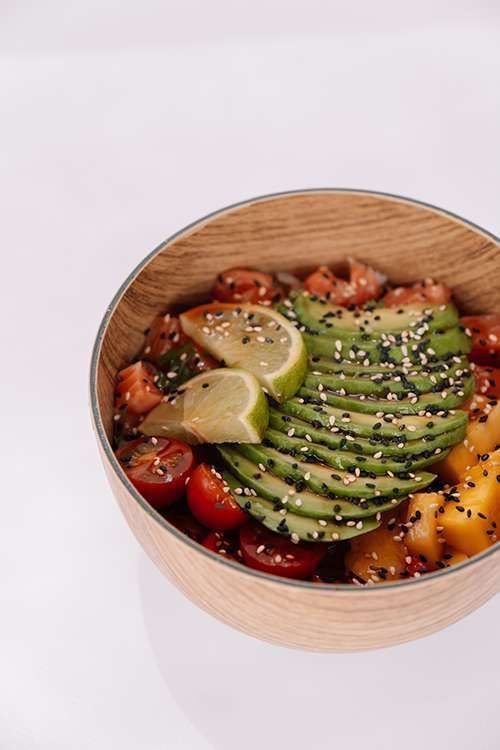 4-Poke bowl Riz vinaigré quinoa saumon mariné mangue avocat tomate cerise sésame coriandre