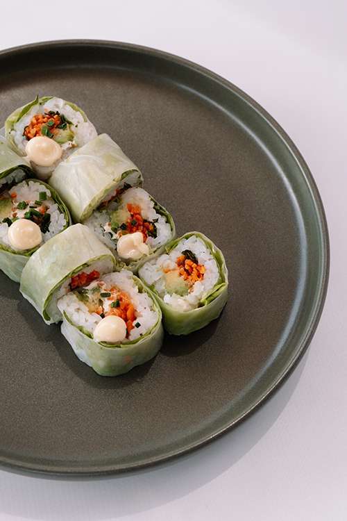 4-Spring rolls saumon carotte concombre sauce tempura  enroulé de salade verte