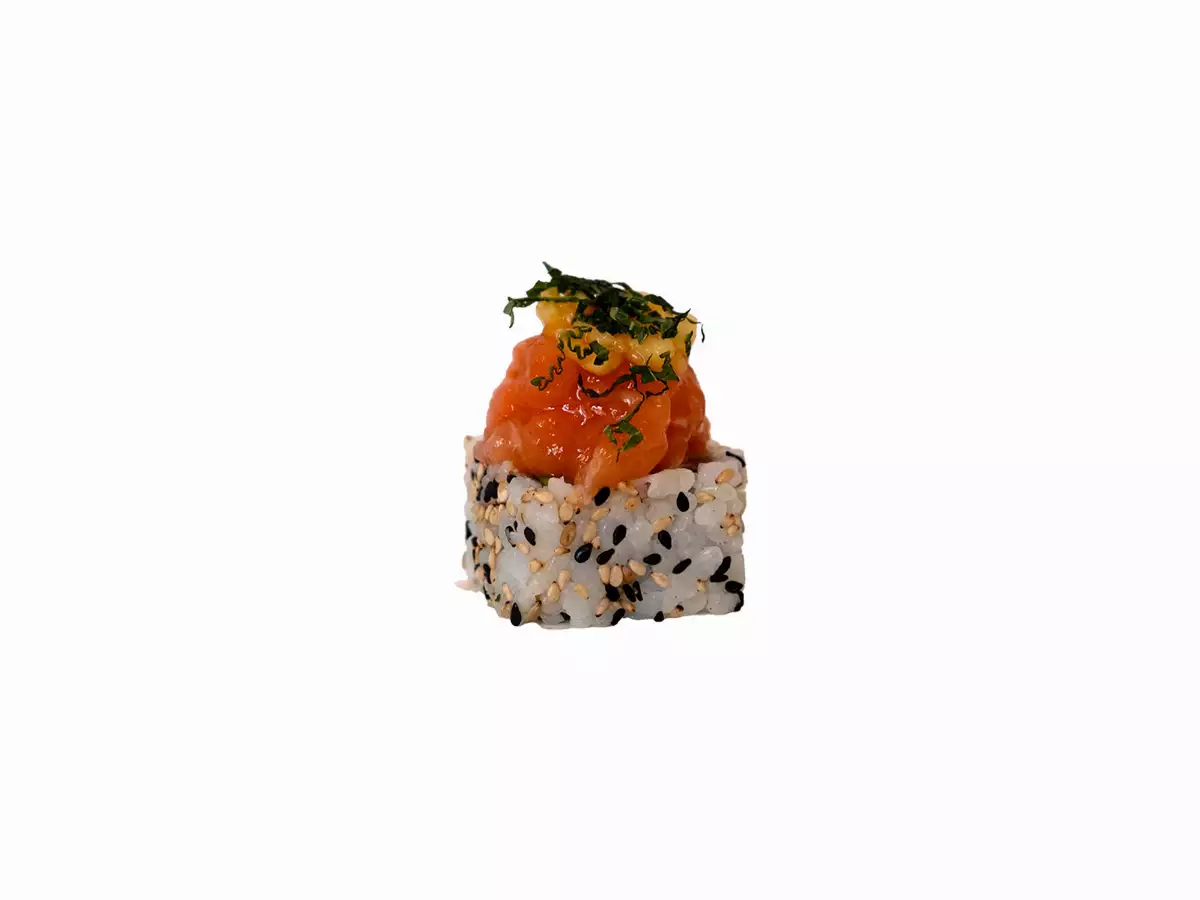 1-Roll torréfié garnis de saumon, d’avocat, d’algues wakamé et  son topping de tartare de saumon mariné, copeaux de mangue